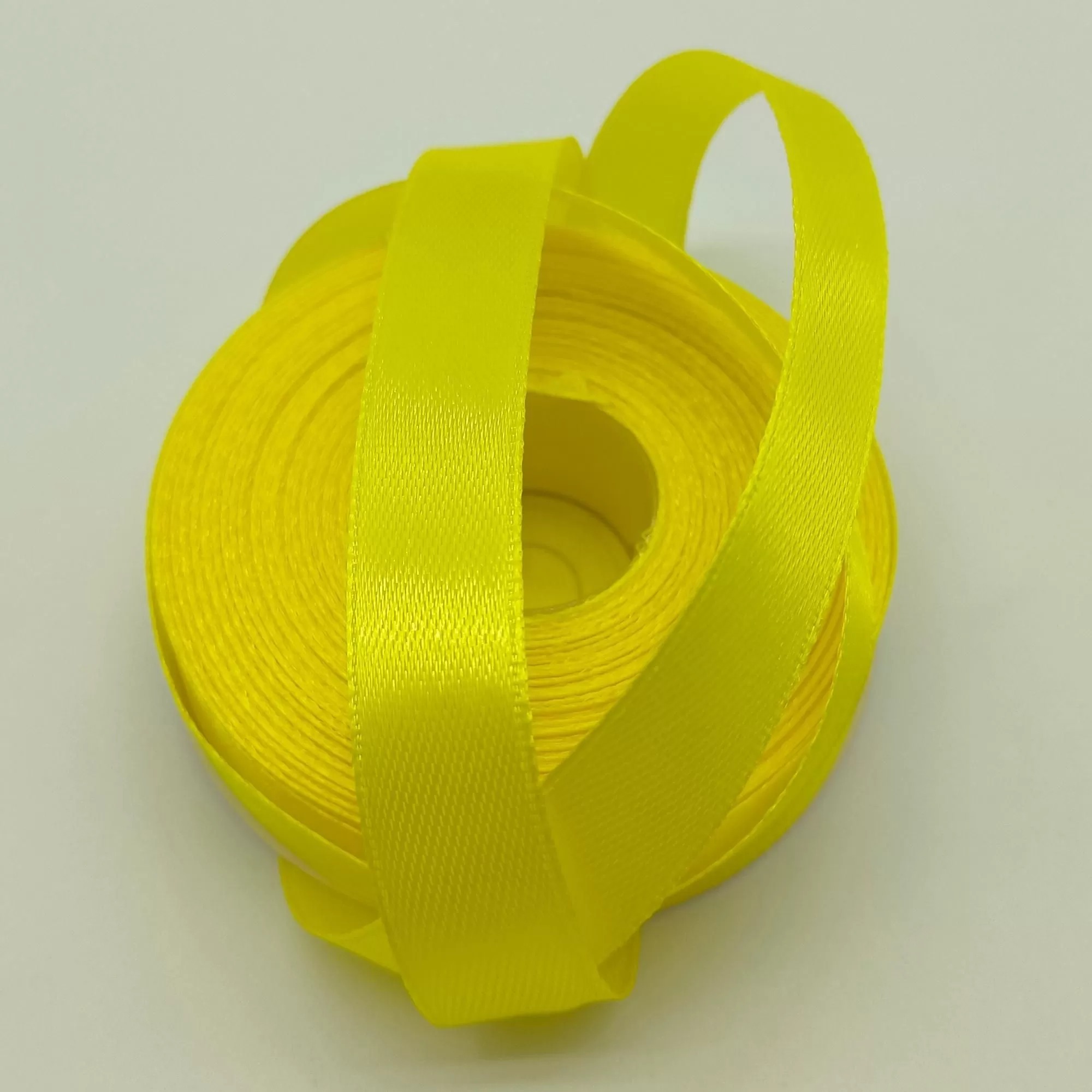 Лента атласная, на картонн.катушке, односторонняя, 15 мм х 25 ярд, лимонный