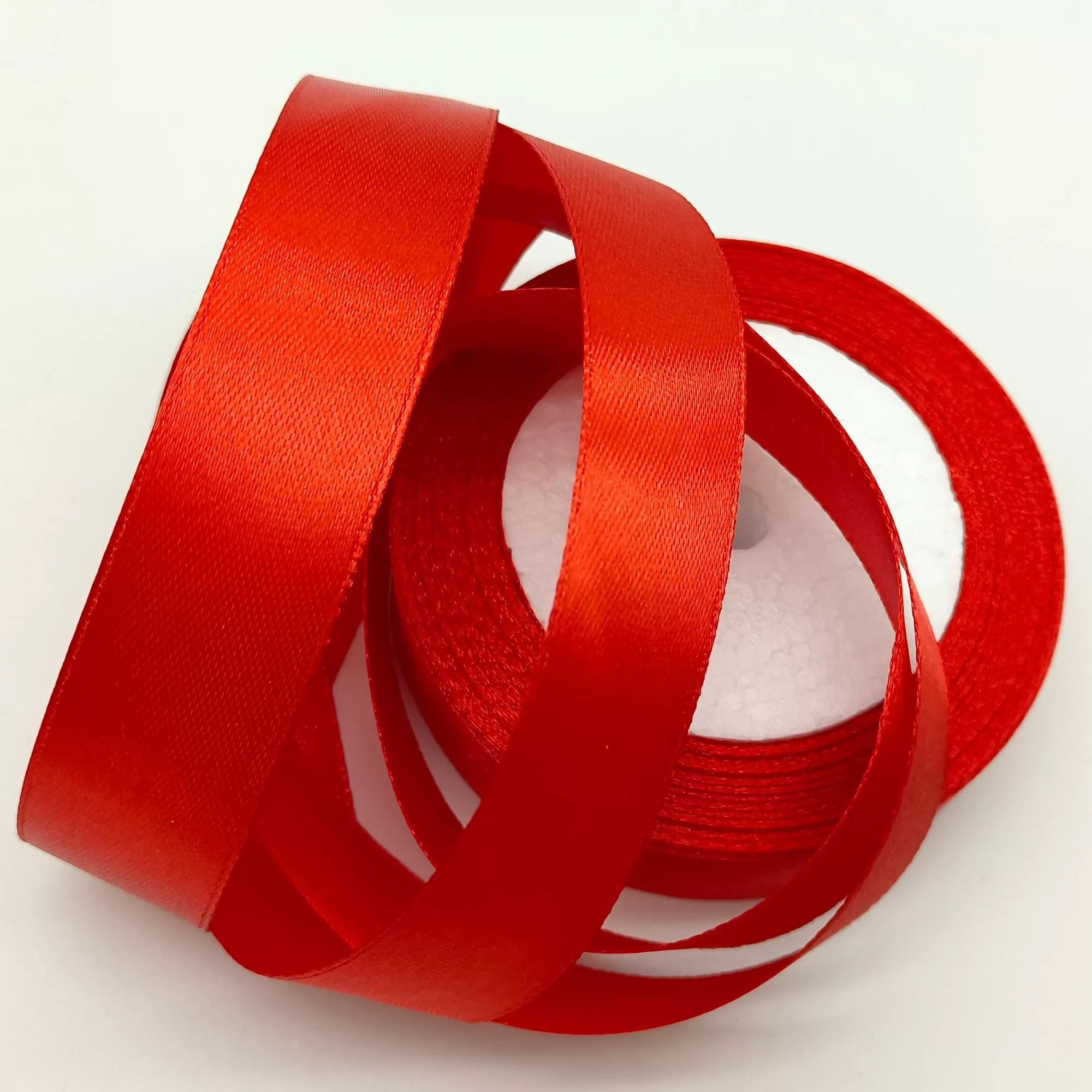 Лента атласная, на пене, односторонняя, 25 мм х 25 ярд, красный