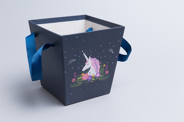Коробка для цветов Трапеция 15*14,5*11 см единорог на синем
