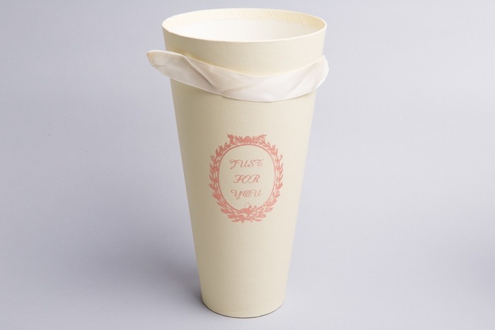 Коробка для цветов Конус 30х16х9см кремовый