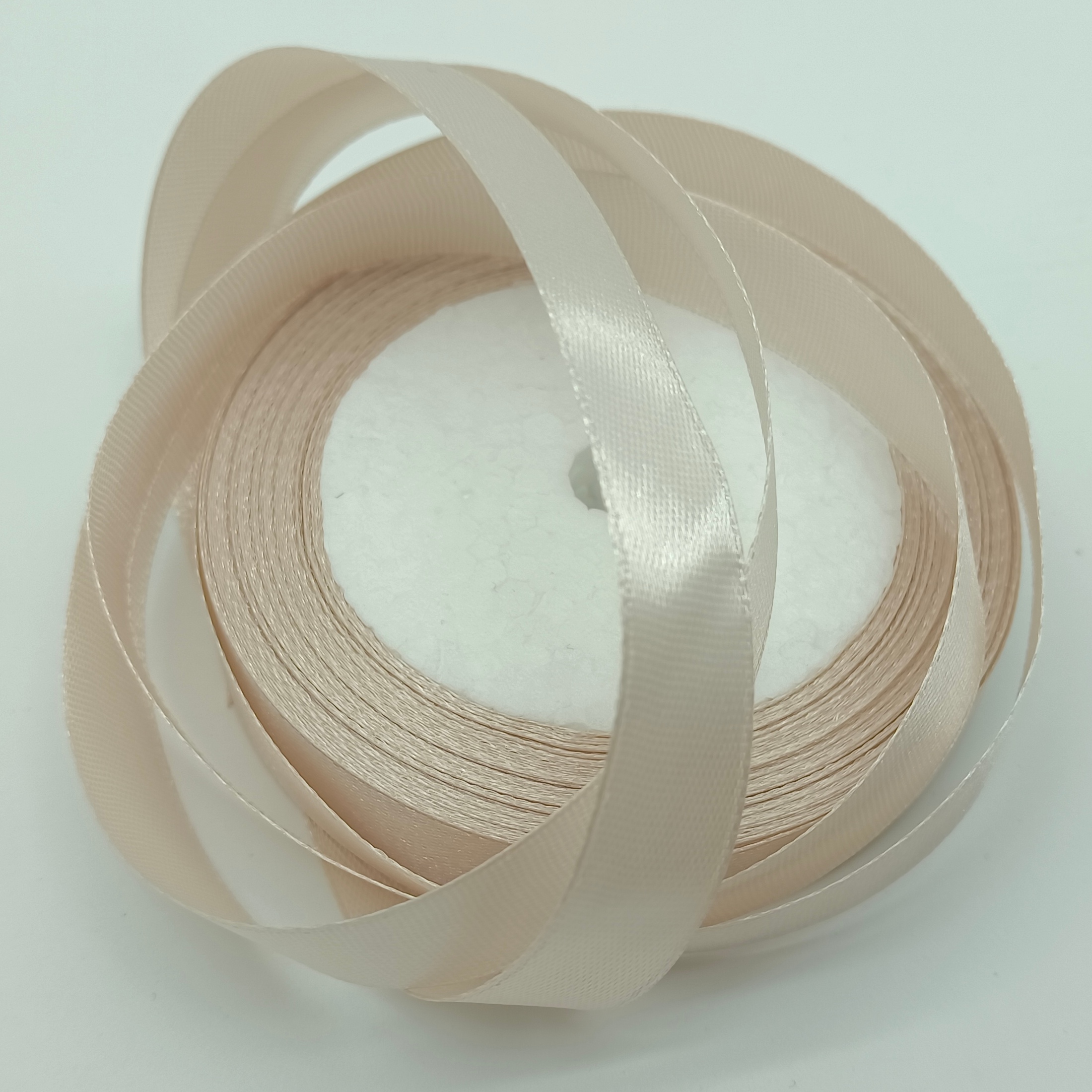 Лента атласная, на пене, односторонняя, 15 мм х 25 ярд, ванильный