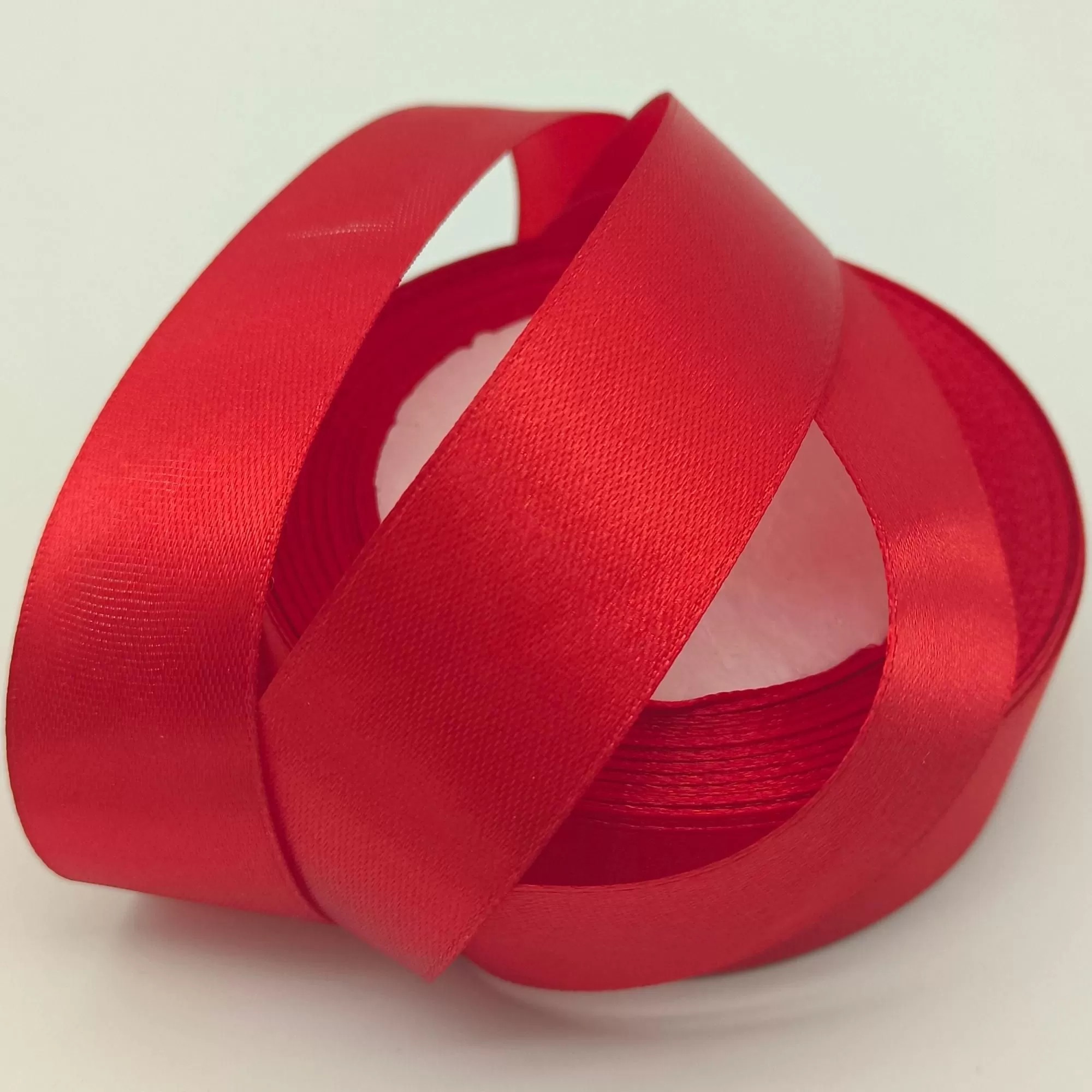 Лента атласная, на пене, односторонняя, 25 мм х 25 ярд, рубиновый
